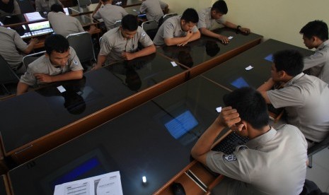 Sejumlah siswa SMK Negeri 2 Solo mengerjakan soal latihan Ujian Nasional (Unas) 2015 secara online di aula sekolah setempat, Solo, Jawa Tengah, Rabu (1/4). 