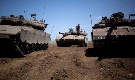  Sejumlah tank Israel bersiaga di kawasan Dataran Tinggi Golan yang diduduki Israel, dekat perbatasan dengan Suriah, Rabu (22/5).