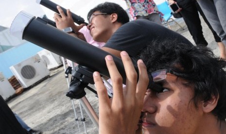  Sejumlah warga dan penggiat astronomi amatir mengamati fenomena alam transit planet Venus di Planetarium, Taman Ismail Marzuki, Jakarta, Rabu (6/6). (Aditya Pradana Putra/Republika)