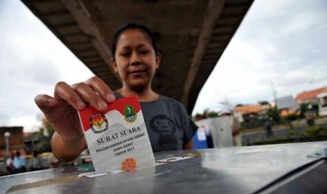  Sejumlah warga melakukan pencoblosan pada Pemilihan Gubernur (Pilgub) Jawa Barat di salah satu tempat pemungutan suara (TPS) di kawasan Kolong Jembatan Pasupati, Jawa Barat, Ahad (24/2). 