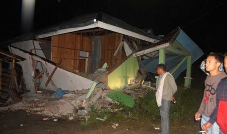 Sejumlah warga melihat rumah roboh akibat gempa di kawasan Desa Blang Mancom, Kecamatan Ketol, Aceh Tengah, Provinsi Aceh. Senin (2/7).