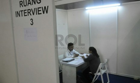 Seorang calon pelamar kerja menunggu panggilan interview ketika berlangsungnya pameran kesempatan kerja 2014 di JIExpo, Jakarta, Jumat (5/9). (Republika/Prayogi)