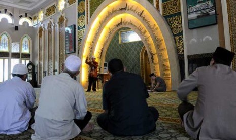 Seorang dai memberikan ceramah agama di masjid.  (ilustrasi)