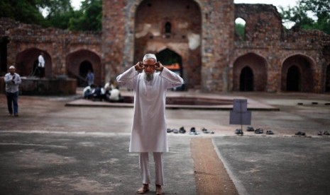 Seorang jamaah manula melakukan shalat sunnah di masjid peninggalan era Mughal, New Delhi, India,sebelum shalat Jumat berjamaah digelar