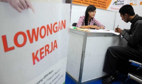 Seorang pencari kerja mengisi pendaftaran di salahsatu stand perusahaan saat bursa kerja di auditorium Universitas Panca Sakti, Tegal, Jateng. Angka pengangguran di Indonesia sangat tinggi, lebih dari 7 juta orang.