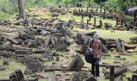  Seorang peneliti berjalan mengamati bongkahan batu di Situs Megalitikum Gunung Padang, di daerah Cianjur, Kamis (5/12). (Republika/Edi Yusuf)