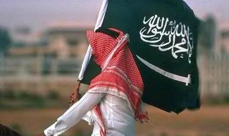 Seorang warga membawa bendera Arab Saudi (Ilustrasi)