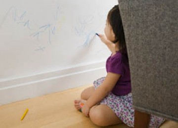 Seorang anak balita sedang mencoret dinding/ilustrasi.