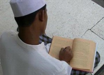 Seorang santri tengah membaca kitab kuning