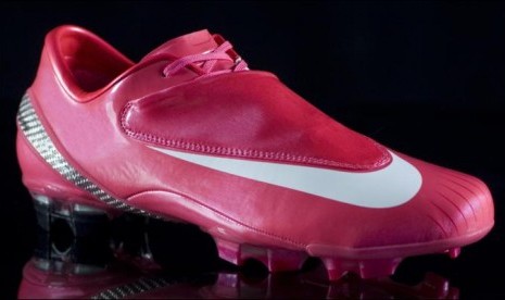 Sepatu Bewarna Pink di Lapangan Hijau