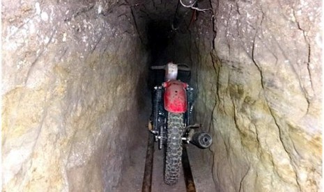 Sepeda motor dalam terowongan yang digunakan gembong narkoba Meksiko, Guzman kabur.