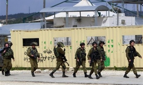 Serdadu Israel saat melakukan penggeledahan di sejumlah tempat di Tepi Barat, Palestina.