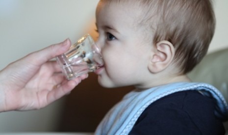 Kapan Bayi Boleh Mulai Minum Dari Gelas?