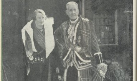 Sir Abdullah Archibald Hamilton (kanan).