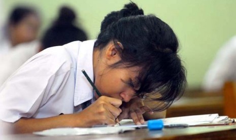 Diintai CCTV, Siswa SMK di Bogor Kerjakan UN dengan Masker