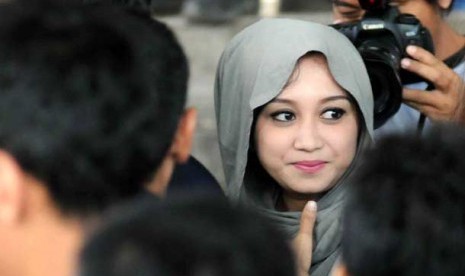 Istri Ahmad Fathanah (AF) Sefti Sanustika saat datang di gedung KPK