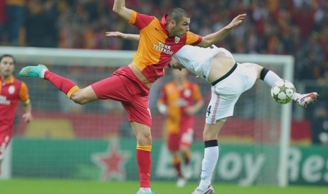 Striker Galatasaray Burak Yilmaz beradu dengan pemain MU Phil Jones ...