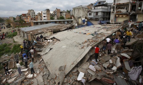 Suasana gedung roboh usai gempa mengguncang Nepal.