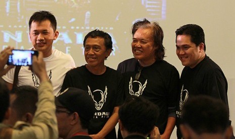 Sutradara Hanung Bramantyo (kiri) bersama penulis komik Gundala, Harya Suraminata (kedua kiri), budayawan Arswendo Atmowiloto (kedua kanan) dan Executive Produser Mahaka Pictures Erick Tohir (kanan) saat menghadiri diskusi Film Gundala Putra Petir di Gedun