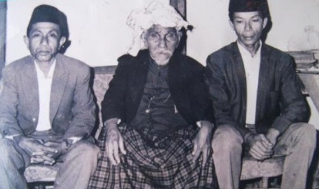 Syekh Sulaiman ar-Rasuli (tengah).