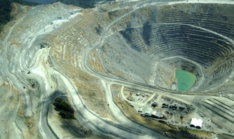 Tambang terbuka milik PT Newmont Nusa Tenggara di Batu Hijau , Sumbawa Barat, Nusa Tenggara Barat.