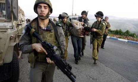 Tentara Israel menahan seorang warga Palestina