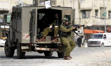 Tentara Israel menembaki anak-anak Palestina yang melakukan perlawanan dengan lemparan batu di jalanan Alquds.  EPA/Alaa Badarneh