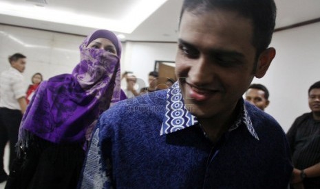  Terpidana kasus Wisma Atlet Muhammad Nazaruddin (kanan) disela-sela   persidangan saat menjadi saksi untuk istrinya Neneng Sri Wahyuni (kiri0 di   Pengadilan Tipikor, Jakarta, Selasa (8/1). (Republika/Yasin Habibi)