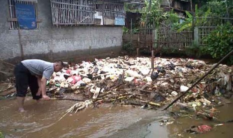 Tumpukan sampah yang menyebabkan banjir di kawasan Cililitan, Jakarta Timur, Rabu (13/11).