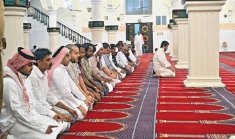 Umat Muslim melakukan shalat berjamaah di Masjid Ukash.