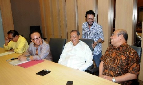 Wakil Ketua Umum Partai Golkar Versi Munas Jakarta Yorrys Raweyai (tengah).