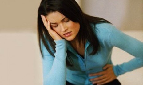 Wanita mengalami Pre Menstruasi Syndrom (PMS) seperti mual dan pusing. (ilustrasi)