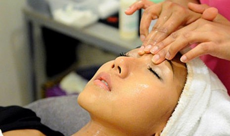 Wanita sedang melakukan perawatan wajah/facial. Ilustrasi.