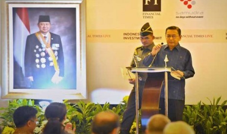 Wapres Boediono (kanan) menyampaikan pidato mengenai perkembangan ekonomi dalam forum Indonesia Investment Summit 2013 di Jakarta, Kamis (7/11). 