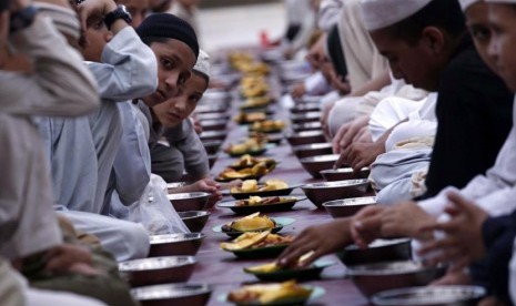   Warga bersiap berbuka puasa di Peshawar, Pakistan, Kamis (11/7).    (EPA /ARSHAD Arbab)