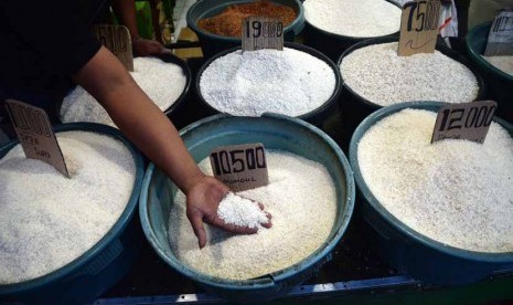 Warga membeli beras di agen beras Pasar Rumput, Jakarta Selatan, Senin (23/2). 