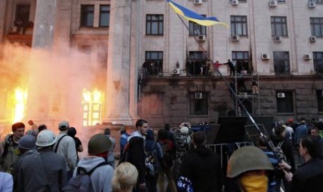 Warga menunggu untuk diselamatkan saat kebakaran di Gedung Serikat Buruh di Odessa, Ukraina