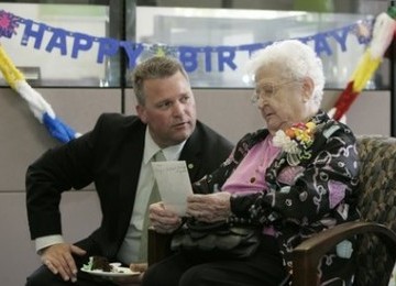Seorang Wanita Ohio Menjadi Nasabah Bank Selama 98 Tahun!