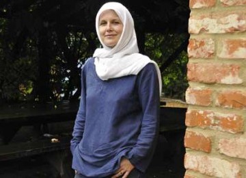 Refleksi Mualaf Lucy Bushill-Mathews: Kita Tak Bisa Memaksa Orang untuk Masuk atau Keluar dari Islam