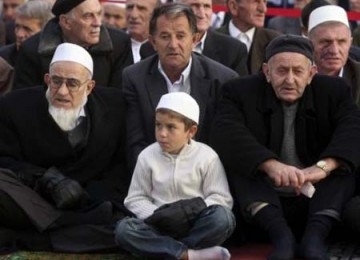 Muslim Albania Protes Pameran tanpa Busana Dekat Masjid