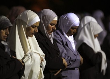Xenia Dituntun Anaknya Menemukan Islam di Usia Senja   