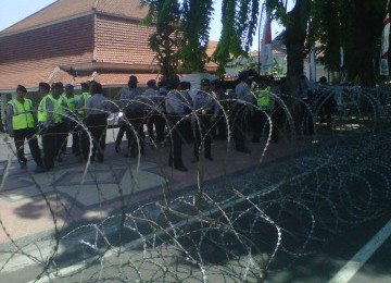 Belasan Ribu Massa Lumpuhkan Gedung Grahadi Surabaya