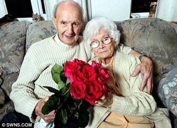 Romantisnya, Kakek Ini Terus Hadiahi Bunga untuk Istrinya Selama 70 Tahun!