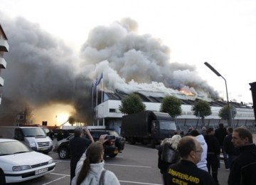 Pameran Seks Terbesar Batal Digelar...Stadion Lokasi Acara Mendadak Terbakar