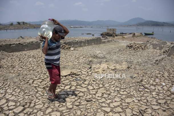 Waduk Situ Gede Surut Sejumlah Desa Tenggelam Muncul Kembali