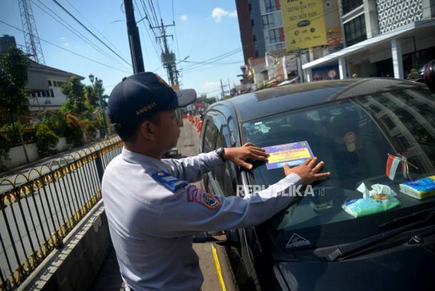 Tim Gabungan Tindak Pelanggar Parkir Liar Di Jl Pasar Kembang