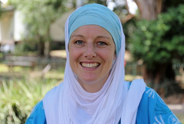 Amber Rashidi (kiri) dan ibunya yang Vikki Crook dalam acara barbecue halal di Lismore, New South Wales.