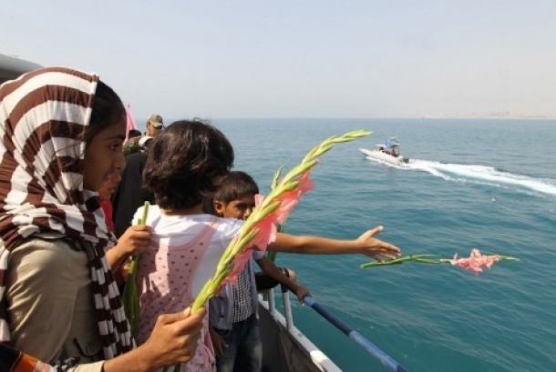 Anak-anak Iran melakukan tabur bunga mengenang ratusan korban pesawat Iran Air Flight 655 yang ditembak kapal AS di perairan Iran.