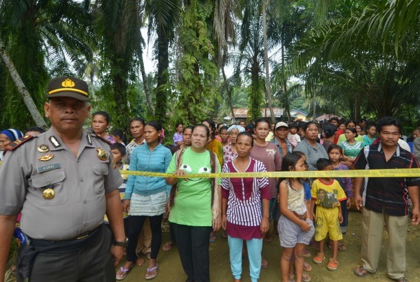 Personel polisi berjaga di lokasi gereja Singkil, Aceh, Rabu (14/10).
