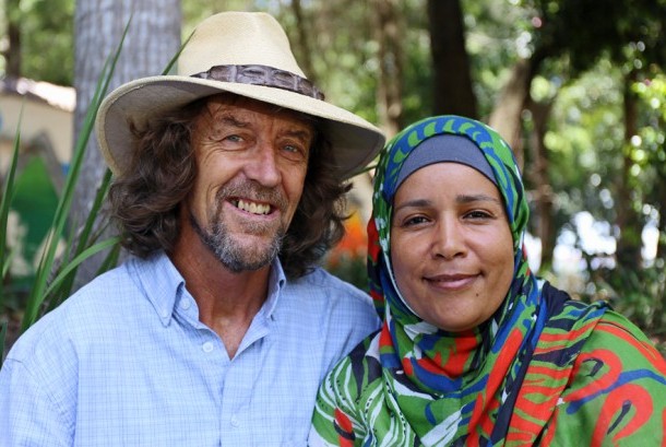 Amber Rashidi (kiri) dan ibunya yang Vikki Crook dalam acara barbecue halal di Lismore, New South Wales.